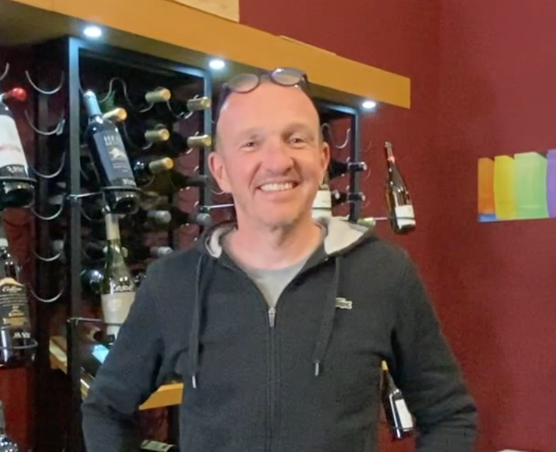 "Cavavin", ein Weinkeller im Herzen von Marseille mit vielen Weinen aus der Region und vielen Bioweinen, Sébastien wird Sie perfekt beraten.